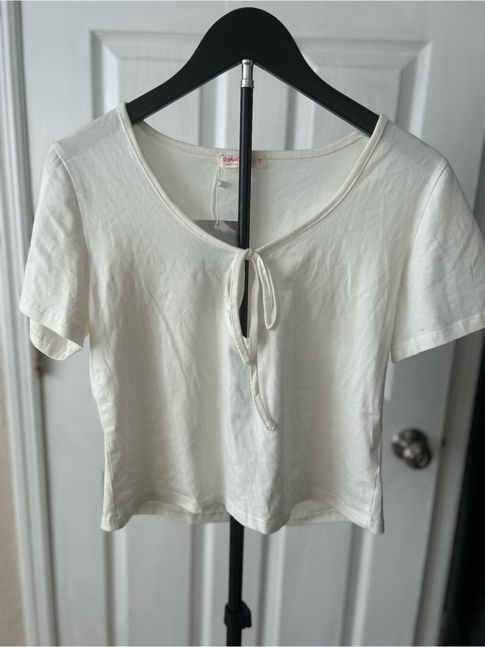 NWT ROMWE White Short Sleeve Tie-Front Crop Top - Size Medium